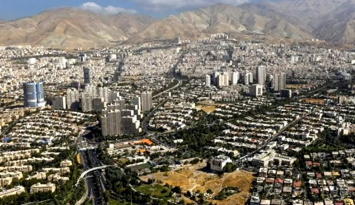 سر و وضع عجیب و خبرساز یک دختر با لنگ حمام در وسط خیابانهای تهران