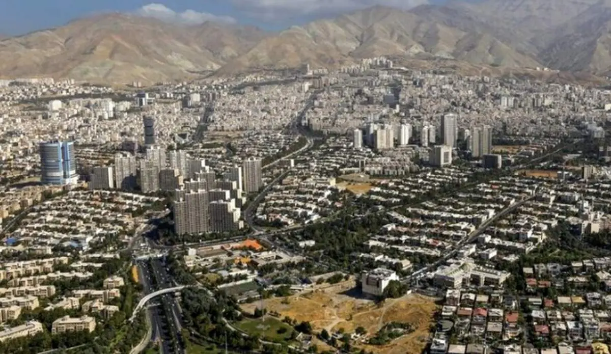 سر و وضع عجیب و خبرساز یک دختر با لنگ حمام در وسط خیابانهای تهران
