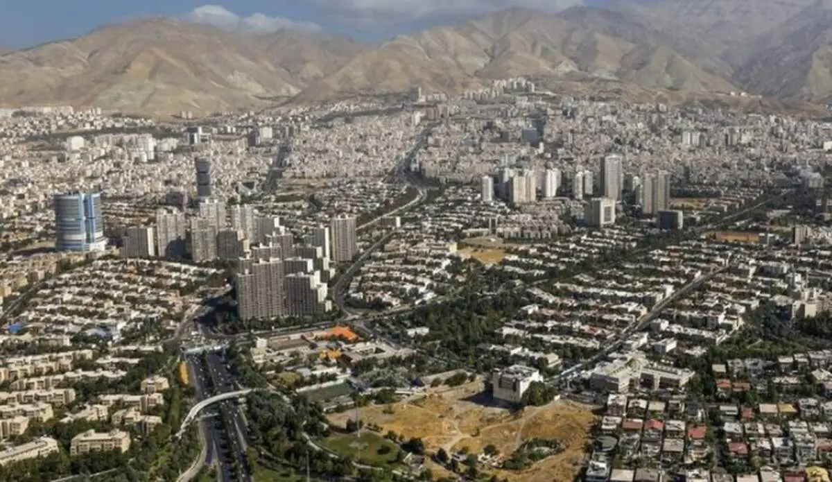 سر و وضع عجیب و خبرساز یک دختر با لنگ حمام در وسط خیابانهای تهران