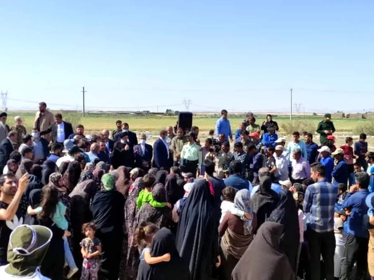 گفتگو رئیسی با اهالی و کشاورزان روستای قلعه‌بالا