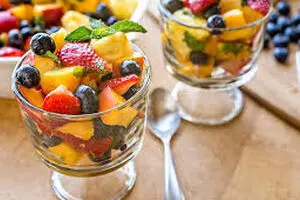 طرز تهیه دسر میوه ای سه سوته برای شب چله