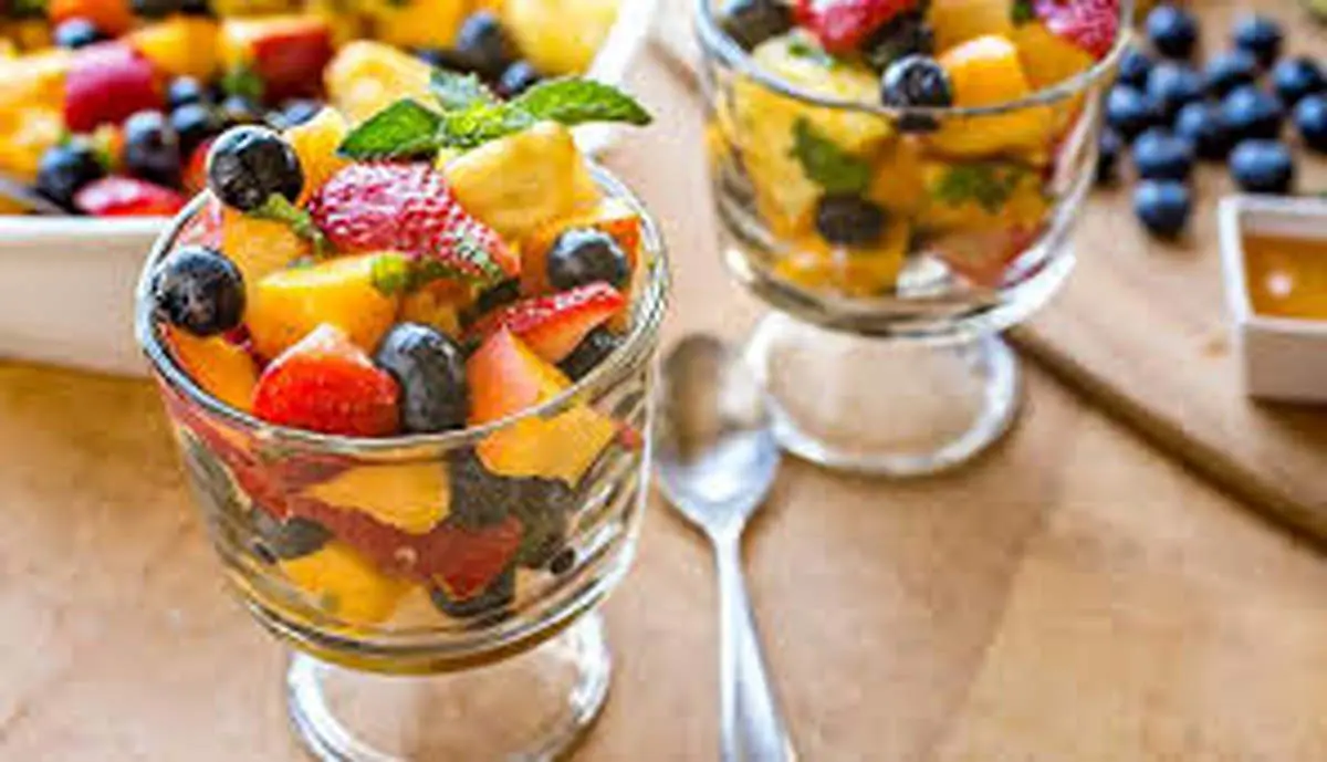 طرز تهیه دسر میوه ای سه سوته برای شب چله