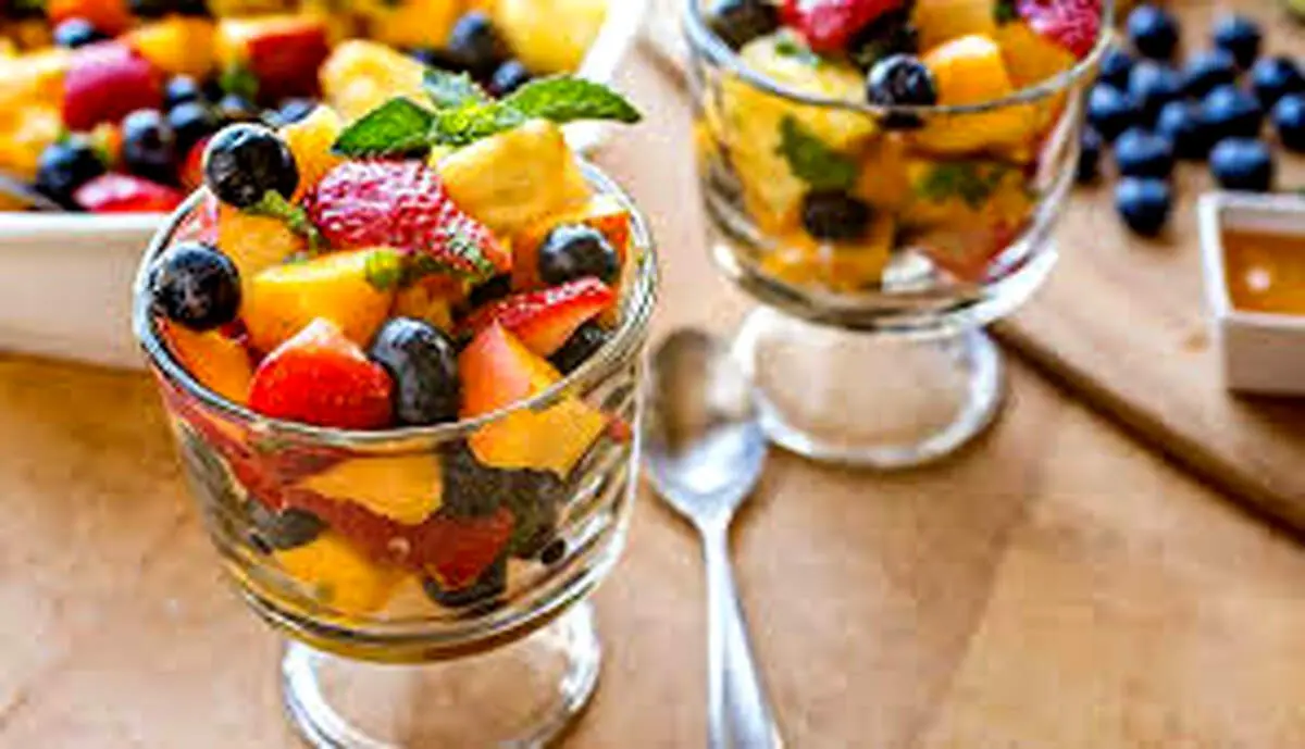 طرز تهیه دسر میوه ای سه سوته برای شب چله