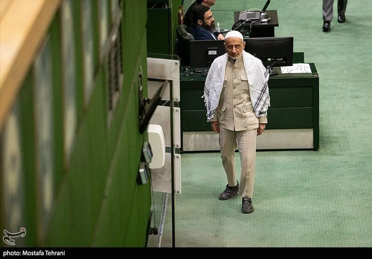 تیپ عجیب و غریب نماینده جنجالی در صحن علنی مجلس + ببینید