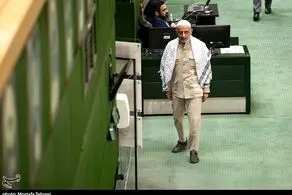 تیپ عجیب و غریب نماینده جنجالی در صحن علنی مجلس + ببینید 