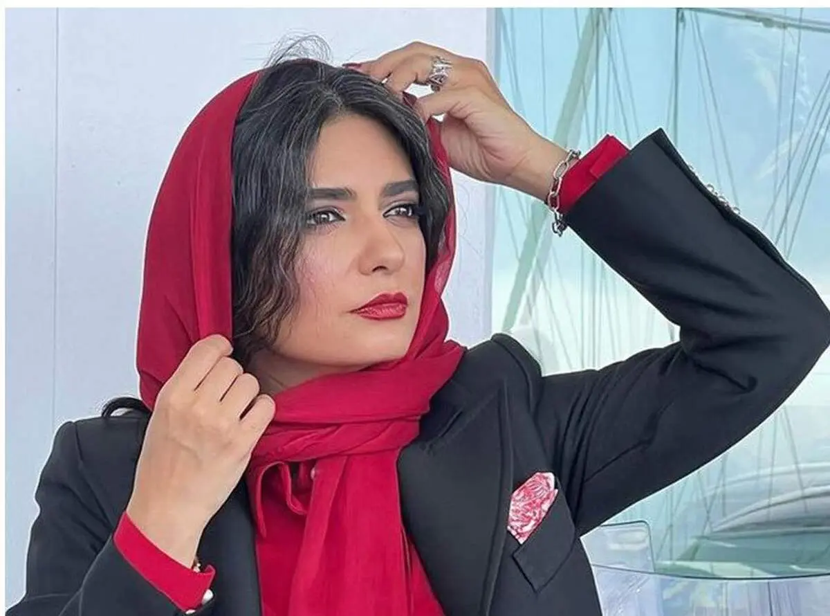 تصویری از چهره واقعی و زیبای لیندا کیانی کنار دریا / عکس