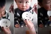 این مادر قورباغه زنده را به خورد پسرش داد!+عکس