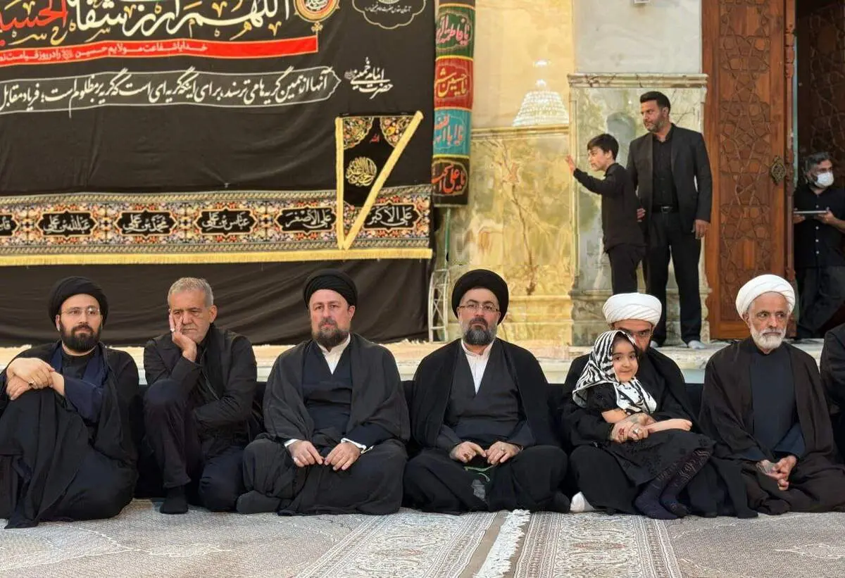 گریه‌ پزشکیان در شب عاشورا/ تصاویر