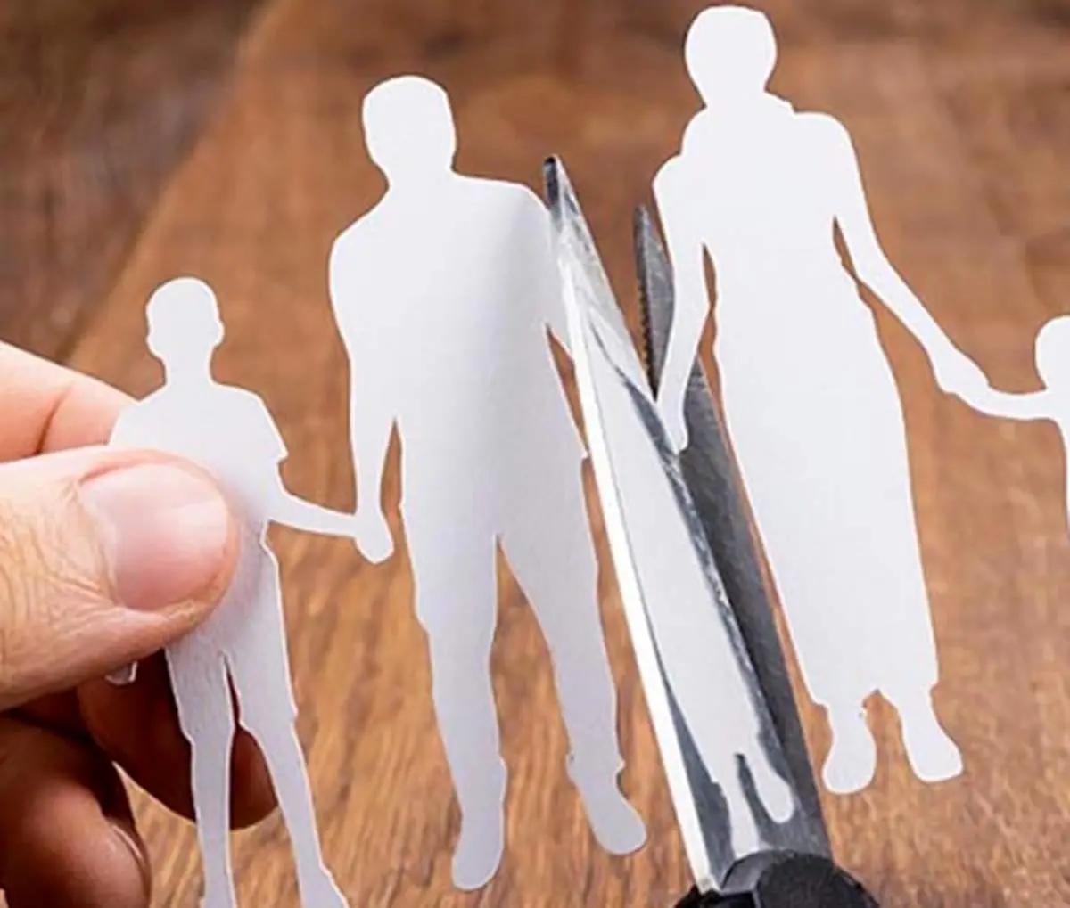 اقدام خجالت آور یک زن با دامادشان/ با سر رسیدن شوهرش دست زن خائن رو شد!