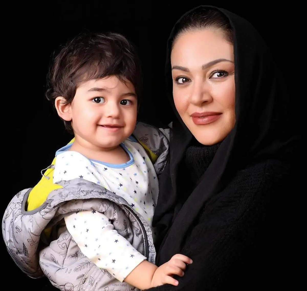 خانم هم بازی شادمهر عقیلی در ایران با پسرش/ تصاویر