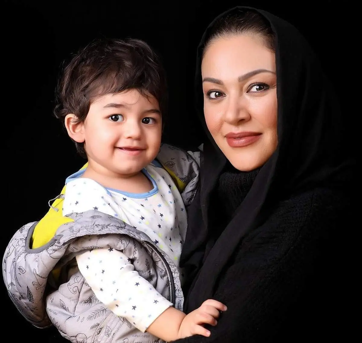 خانم هم بازی شادمهر عقیلی در ایران با پسرش/ تصاویر