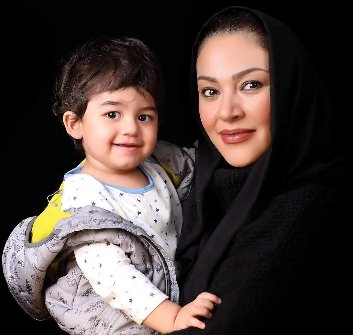 خانم هم بازی شادمهر عقیلی در ایران با پسرش/ تصاویر