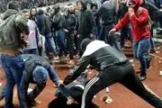 کتک خوردن پلیس توسط تماشاگران در زمین فوتبال!+فیلم