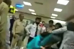 کتک کاری شدید دو زن بخاطر دستمال توالت در فرودگاه!+عکس