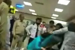 کتک کاری شدید دو زن بخاطر دستمال توالت در فرودگاه!+عکس