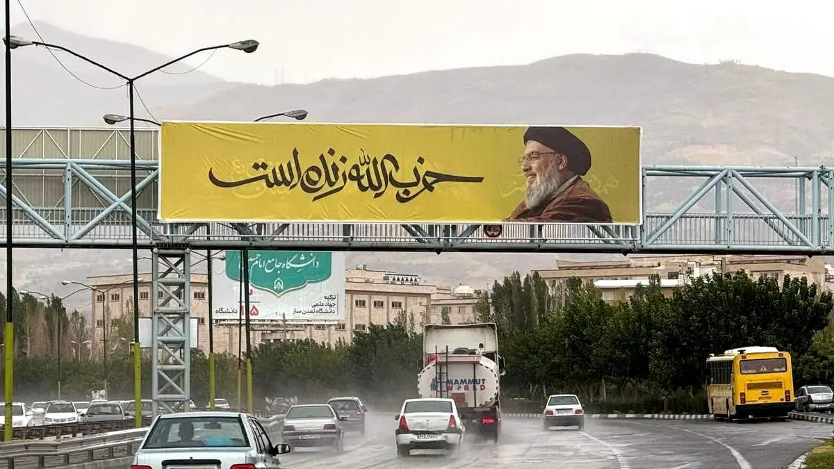 نصب بیلبوردهای سیدحسن نصرالله در خیابان‌های تهران + ببینید 
