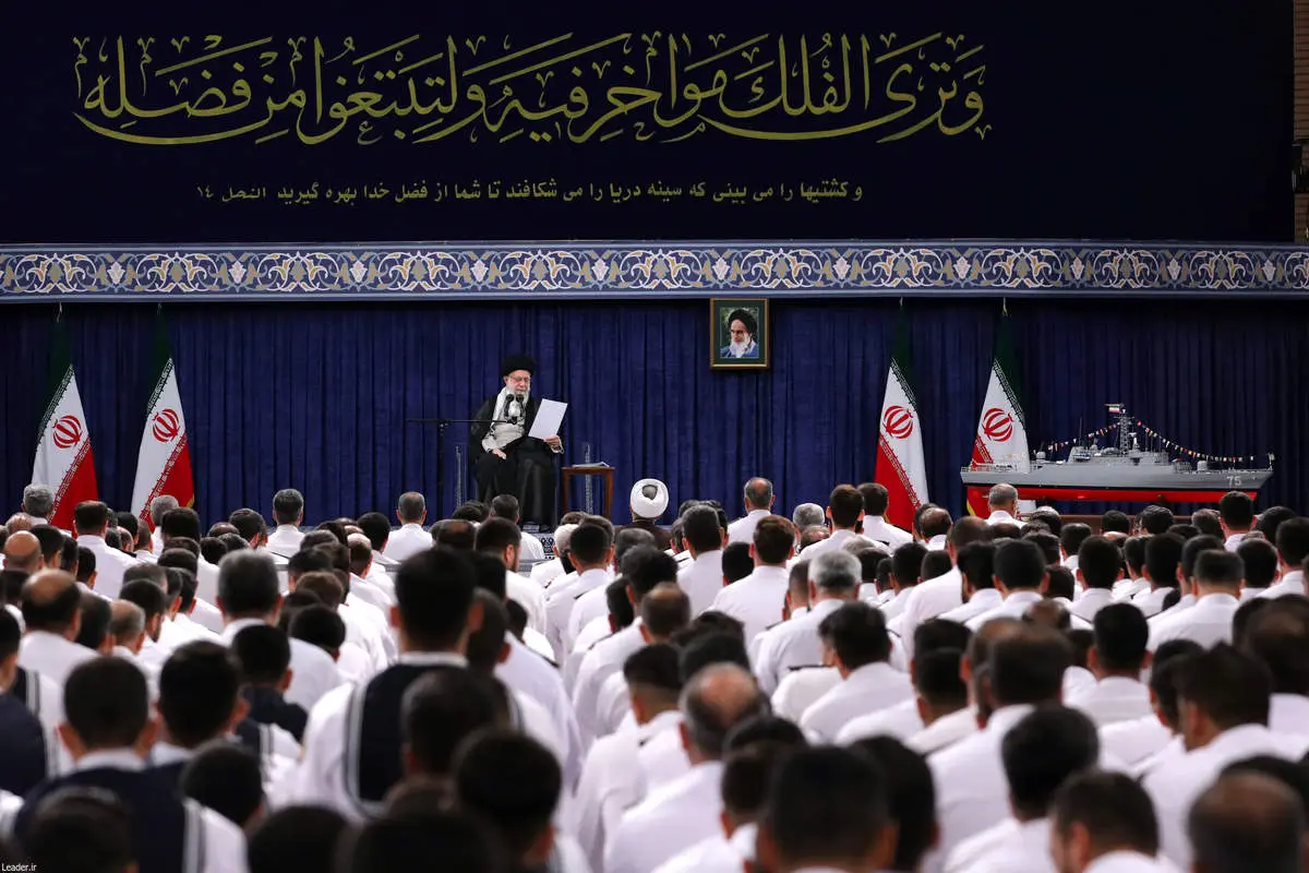 در مقابل دشمنان هر چه میتوانید آمادگیهای خود را افزایش دهید/ اینکه آمریکایی ها میگویند ما اجازه نمیدهیم فلان کشتی از فلان جاها عبور کند غلط زیادی است آبهای آزاد متعلق به همه است