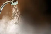 چشم چرانی مرد بی‌حیا و پست فطرت داخل حمام همسایه اش

