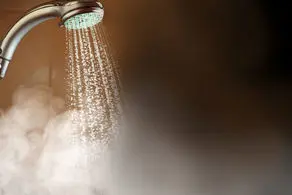 چشم چرانی مرد بی‌حیا و پست فطرت داخل حمام همسایه اش

