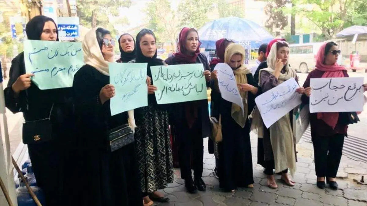 تظاهرات زنان آرایشگر افغانی در اعتراض به بستن آرایشگاه‌های زنان