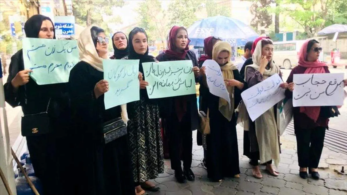 تظاهرات زنان آرایشگر افغانی در اعتراض به بستن آرایشگاه‌های زنان