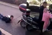 تنبیه بیرحمانه و شرم آور پسر بچه در خیابان!+ عکس