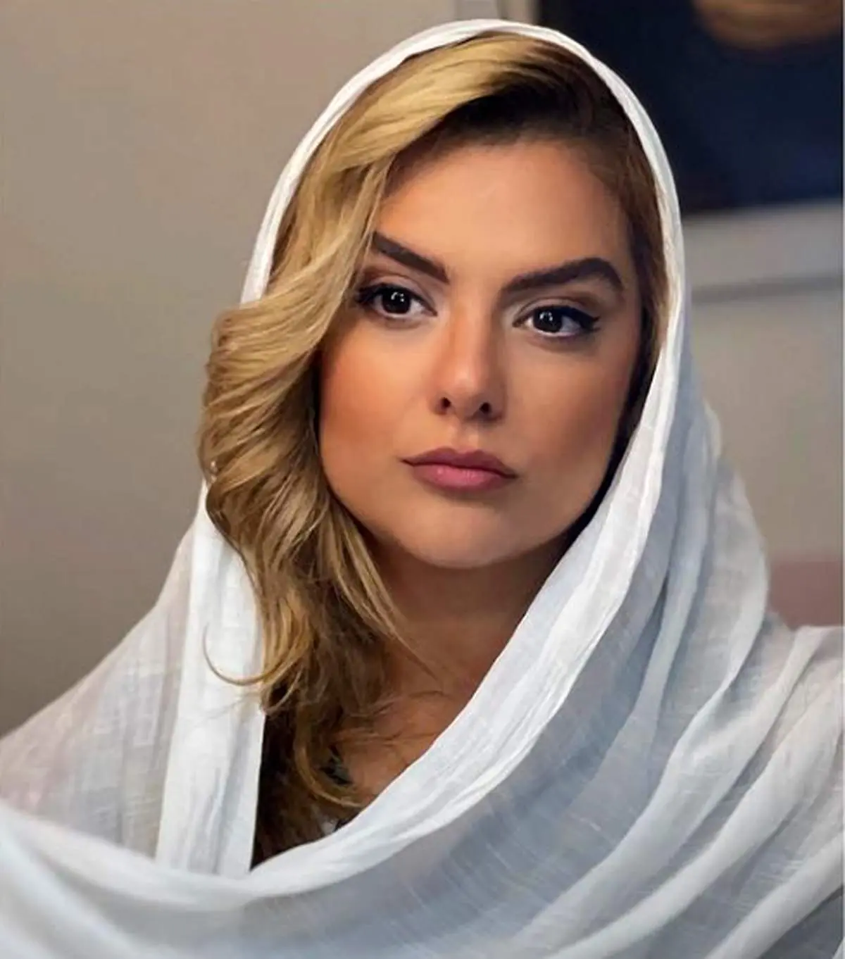 عکس نامتعارف دنیا مدنی بی حجاب با آرایش زننده!/ خانم بازیگر با این عکس نمی تواند به وطن برگردد!
