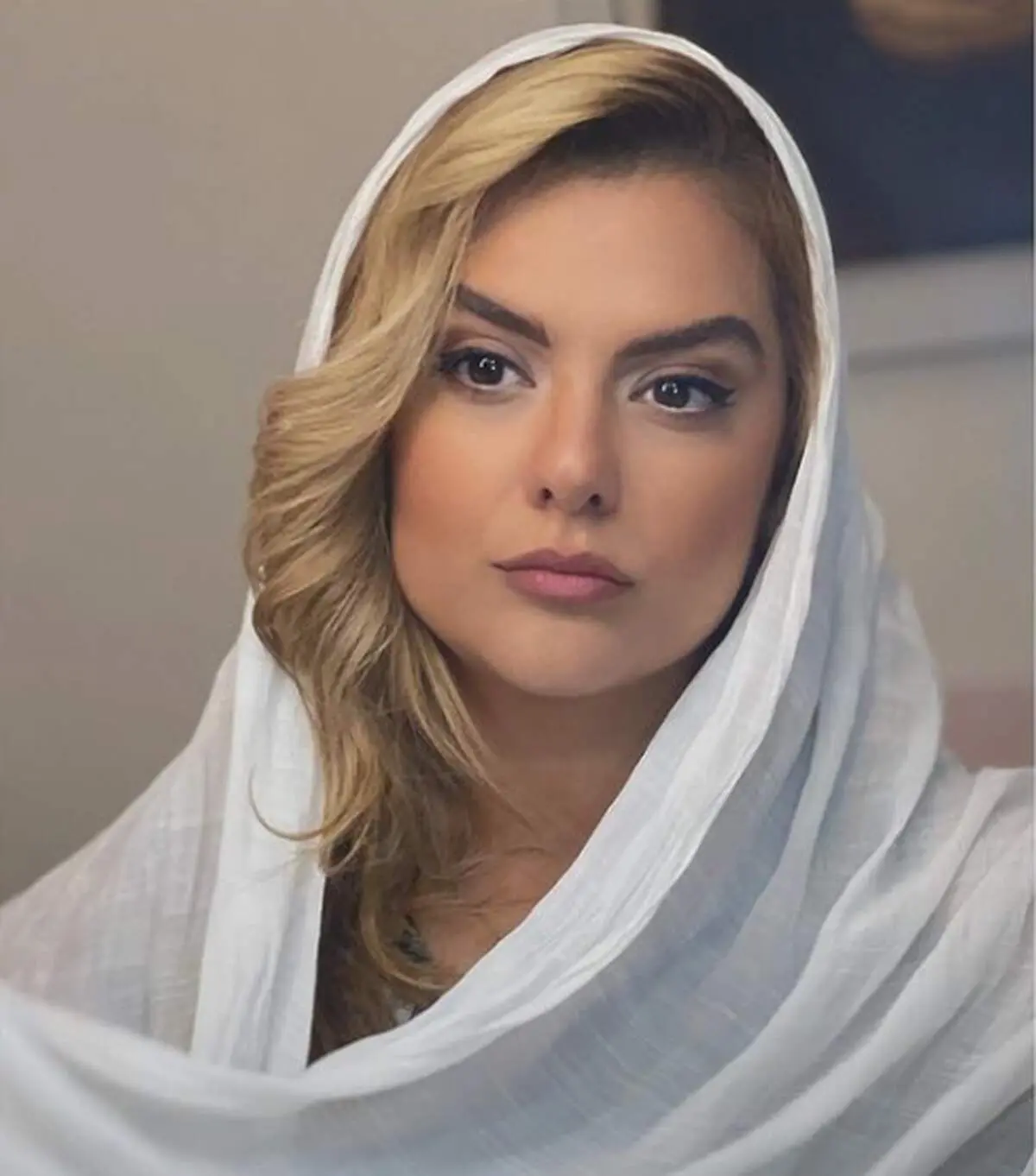 عکس نامتعارف دنیا مدنی بی حجاب با آرایش زننده!/ خانم بازیگر با این عکس نمی تواند به وطن برگردد!