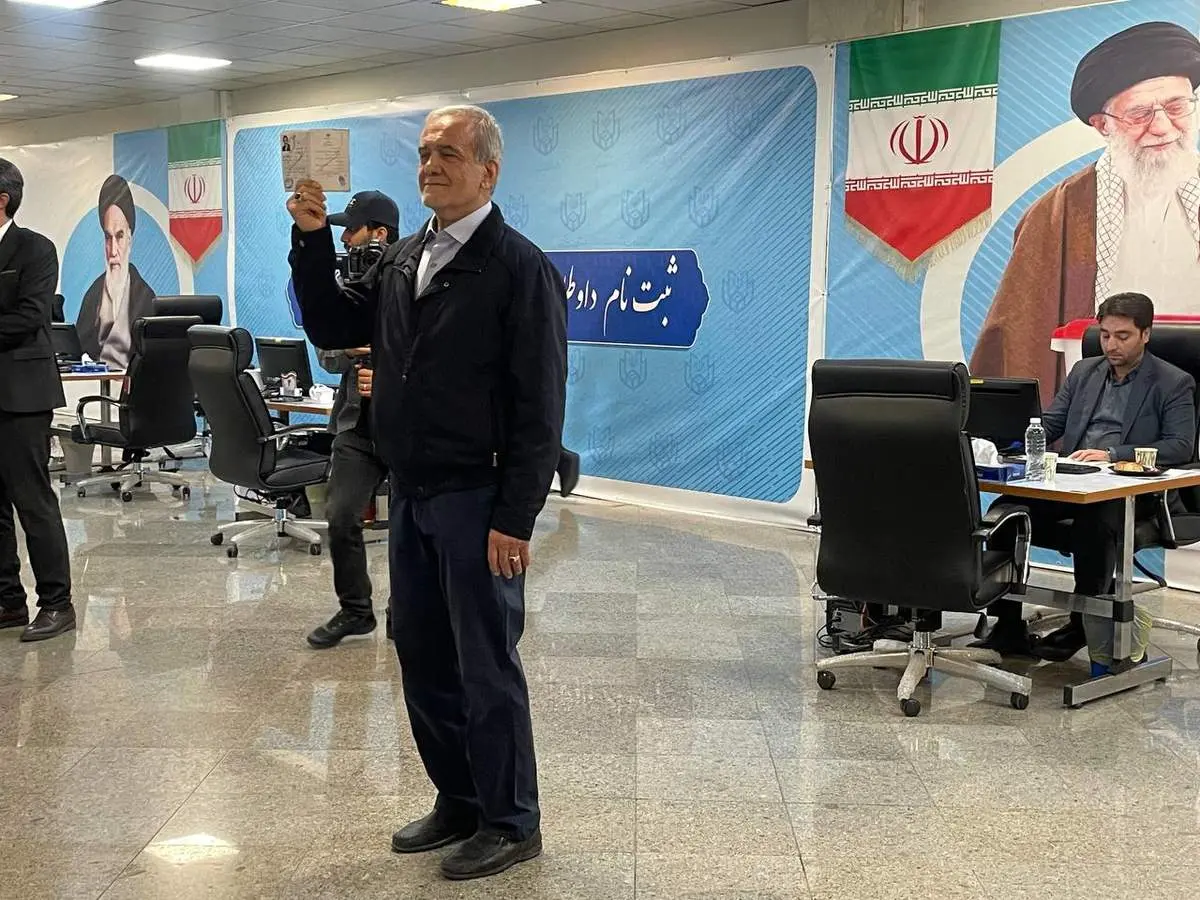 مسعود پزشکیان با دخترش وارد ستاد انتخابات وزارت کشور شد + عکس