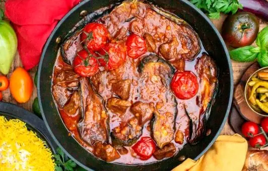 طرز تهیه خوراک گوجه بادمجان ساده با طعمی بی‌نظیر