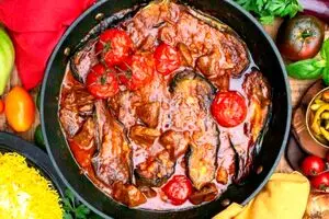 طرز تهیه خوراک گوجه بادمجان ساده با طعمی بی‌نظیر