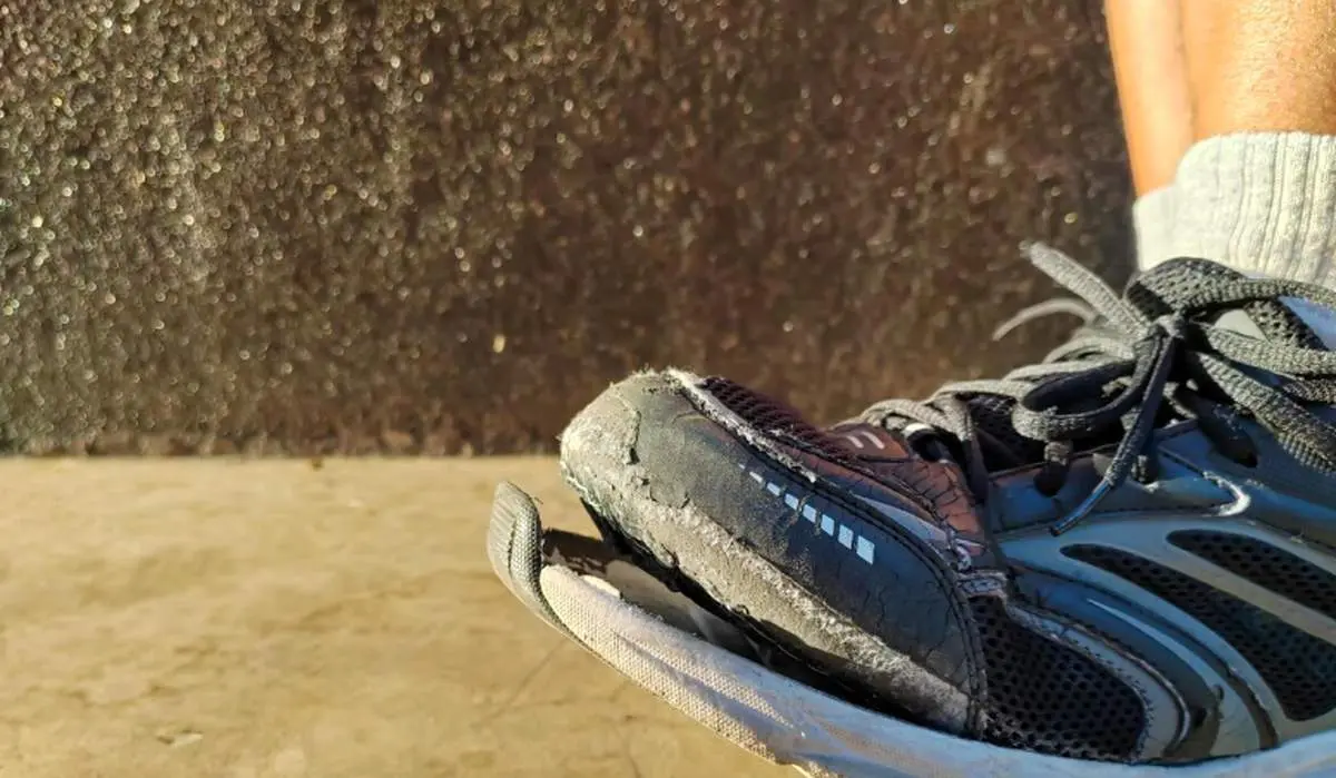 خلاقیت خنده دار مادر ایرانی در تعمیر کفش پاره فرزندش حماسه ساز شد/ عکس