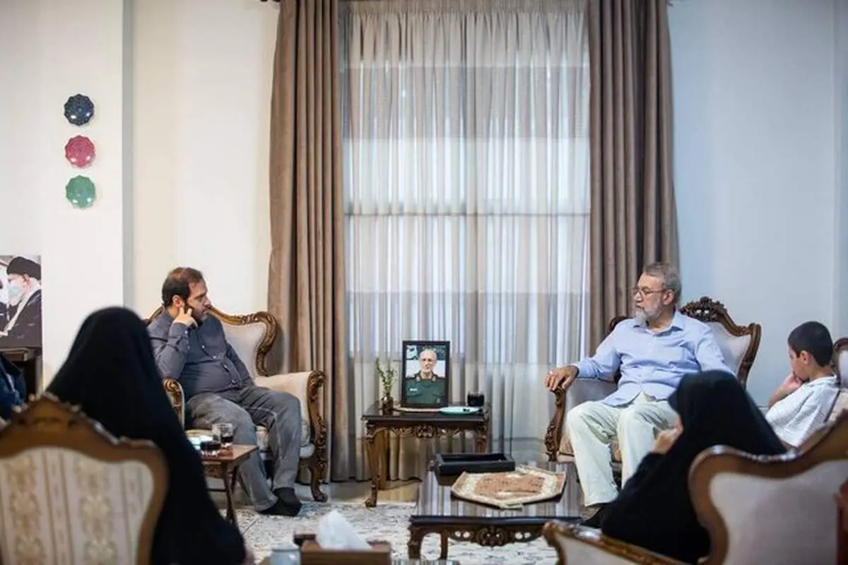دیدار لاریجانی با خانواده شهیدان محرابی و شادمانی
