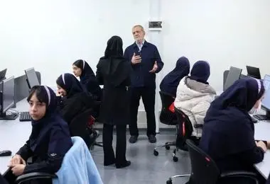بازدید رئیس‌جمهور از مدرسه هوشمند فرزانگان شهریار