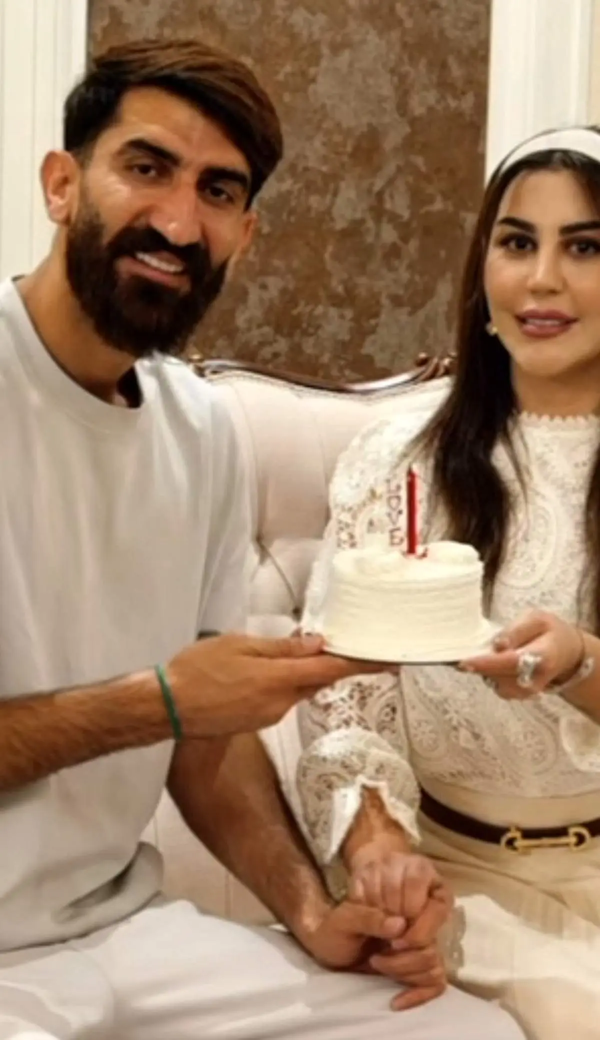 بوسه عاشقانه بیرانوند و اکی خانم در سالگرد ازدواجشان!/ عکس