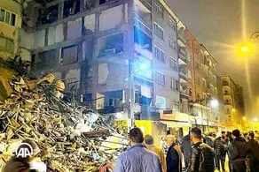 تصویر تکان‌دهنده از نحوه انتقال اجساد مردم ترکیه/ ببینید
