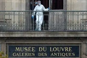 چند نفر در ارتباط با دزدی موزه لوور بازداشت شدند؟ 