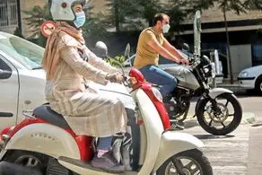 خلاقیت خنده دار یک موتوری برای خیس نشدن مسافرش زیر باران/ عکس