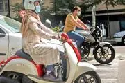 خلاقیت خنده دار یک موتوری برای خیس نشدن مسافرش زیر باران/ عکس