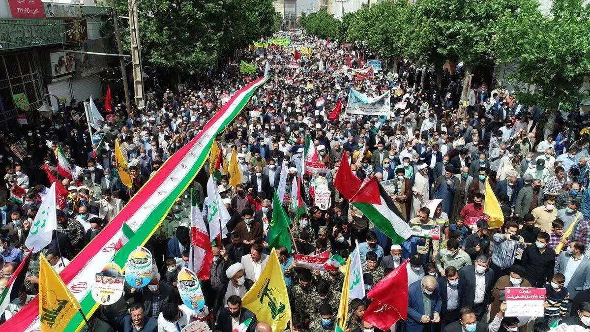 حضور نماینده زن مجلس با همسرش در راهپیمایی + عکس 