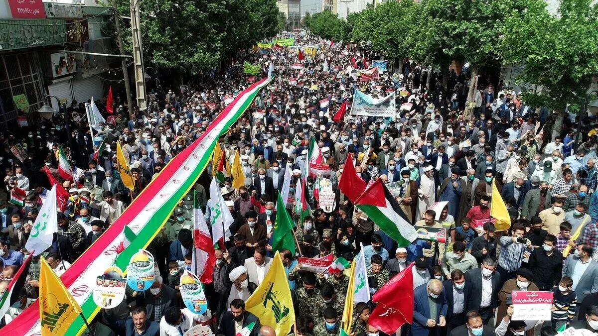 حضور نماینده زن مجلس با همسرش در راهپیمایی + عکس 
