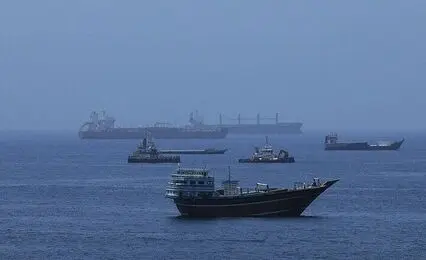 انفجار ۳ نفتکش متخلف هنگام عبور از مسیر غیر مجاز و رها شدن آنها در سواحل جنوبی تنگه هرمز