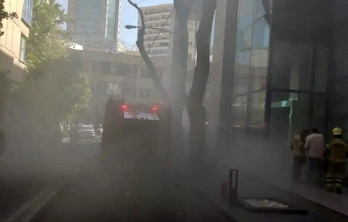 نجات ٨٠ نفر از آتش سوزی یک مجتمع اداری-تجاری