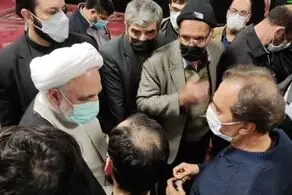 رئیس دستگاه قضا نماز مغرب و عشا را در بین مردم به جا آورد
