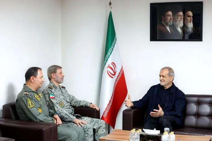 دیدار فرمانده کل ارتش با رئیس‌جمهور/ پزشکیان: ارتش با آمادگی عملیاتی بالا اقتدار دفاعی کشور را به نمایش گذاشت