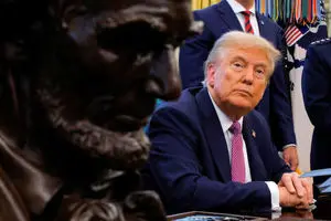 مخالفان ترامپ او را در یک رستوران غافلگیر کردند! + ببینید 