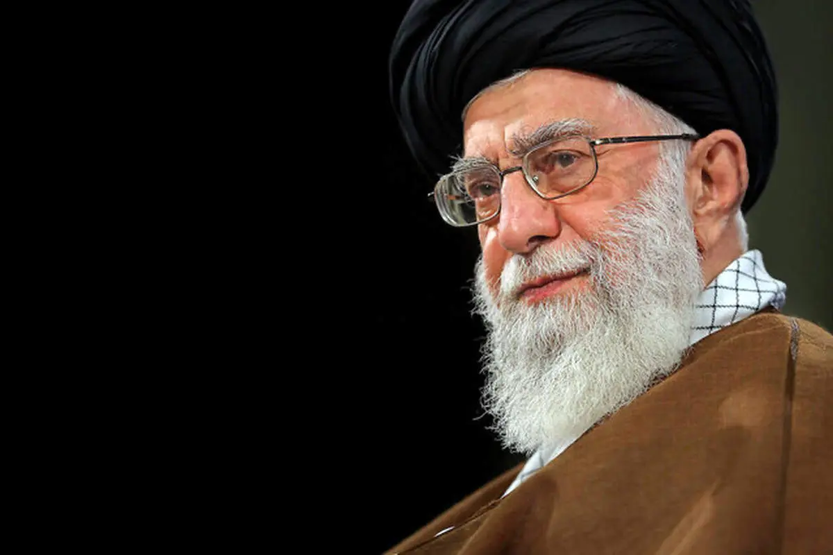 این دختر 3 ساله از رهبری کلاه صورتی هدیه گرفت + ببینید 