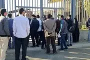 دانشجویان تحصن کردند و اساتید به دور آنها حلقه زدند
