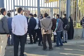دانشجویان تحصن کردند و اساتید به دور آنها حلقه زدند
