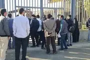 دانشجویان تحصن کردند و اساتید به دور آنها حلقه زدند